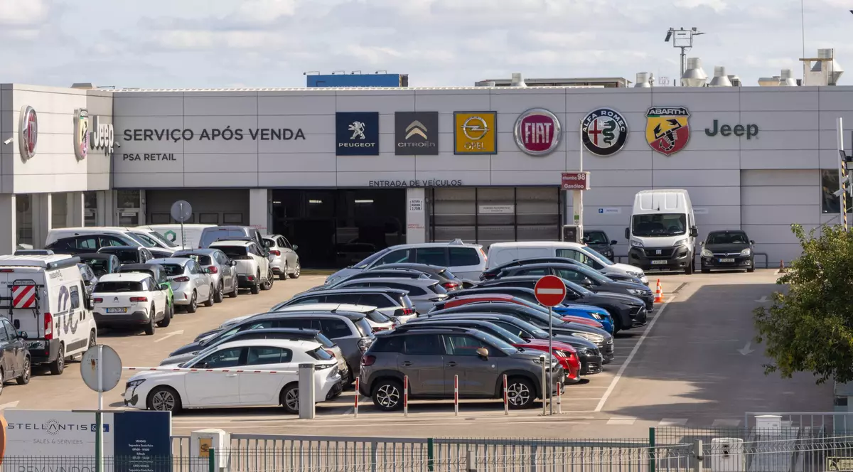 Mărci Stellantis - Peugeot, Citroen, Fiat, Alfa Romeo, Opel, Jeep - la un dealer