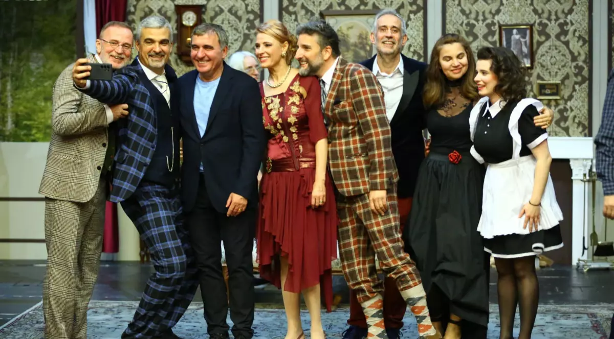 Silviu Biriș alături de colegii de la teatru și Gică Hagi