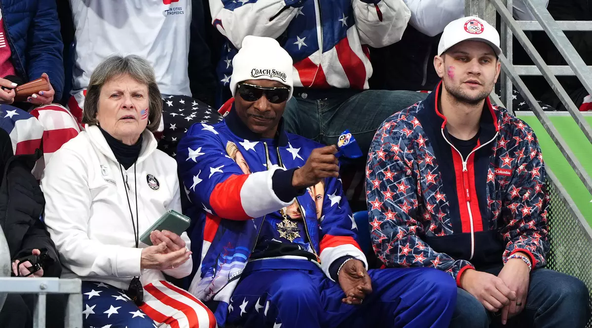 Cum a ajuns Snoop Dogg să fluture steagul României la festivitatea de deschidere a Jocurilor Olimpice de iarnă 2026 de la Cortina: rapperul milionar „a salutat sportivii tricolori” | VIDEO