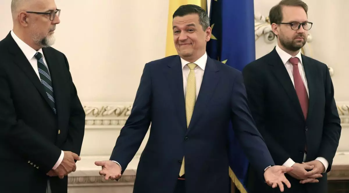 Președintele PSD, Sorin Grindeanu (centru), surprins când face o grimasă și explică ceva cu mâinile. Lângă el sunt Kelemen Hunor și Dominic Fritz, ianuarie 2026