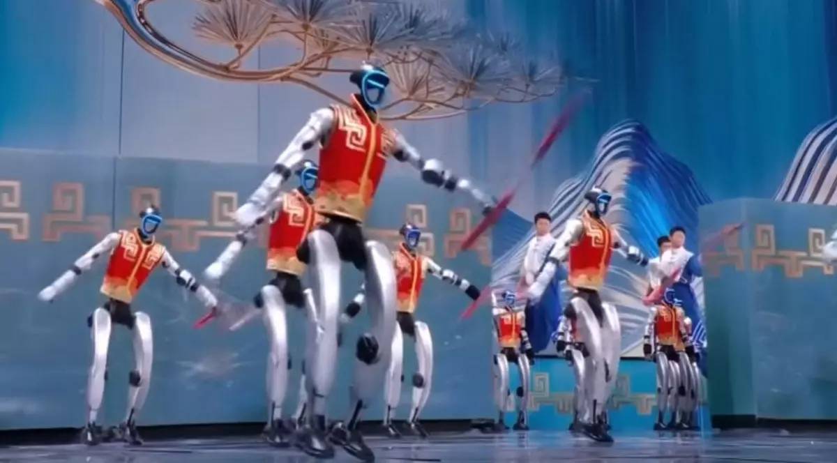 roboți umanoizi făcând mișcări de arte marțiale, îmbrăcați în port popular chinezesc, la Gala Festivalului de Primăvara - anul nou lunar chinezesc
