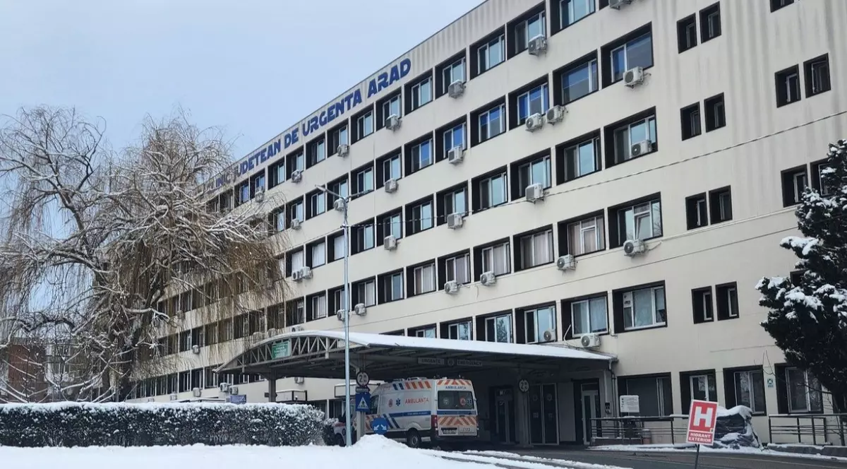 Spitalul Județean Arad, se vedea intrarea ambulanțelor în UPU, în curtea unității medicale s-a așternut un strat de zăpadă