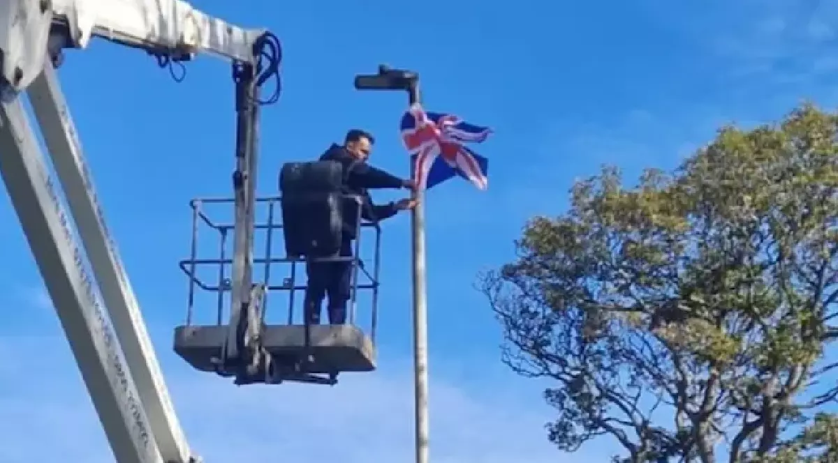 Un om de afaceri a pus zeci de steaguri pe stâlpi