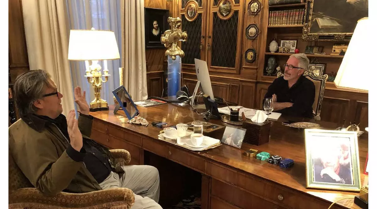 Steve Bannon (stânga), surprins în timp ce discută într-un birou cu Jeffrey Epstein (dreapta) Foto: Profimedia