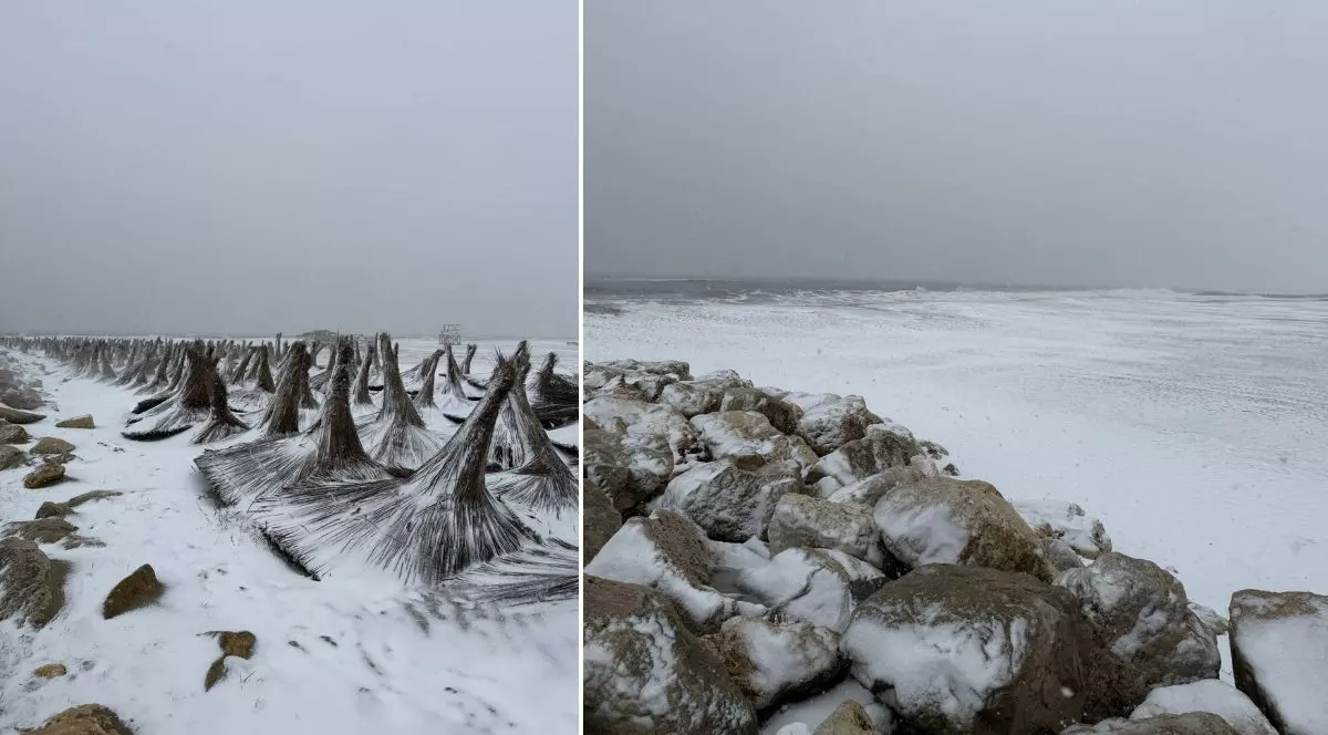 colaj foto format din două imagini: imaginea din stânga arată mai multe umbrele din paie, rupte, pe jos, acoperite de un strat subțire de zăpadă, iar imaginea din dreapta arata spuma marii, spargându-se de pietre, în Portul Constața, 18 februarie 2026