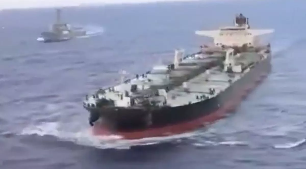 petrolierul Aquila II, în mijlocul oceanului indian, fiind înconjurat de nave ale forțelor militare americane, 9 februarie 2026