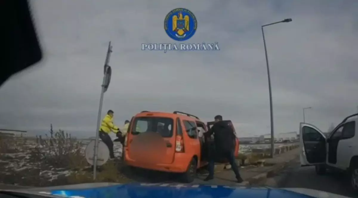 Un microbuz portocaliu este oprit, un polițist scoate șoferul de la volan, iar un alt agent, pe persoana din dreapta, Sibiu, 19 februarie 2026