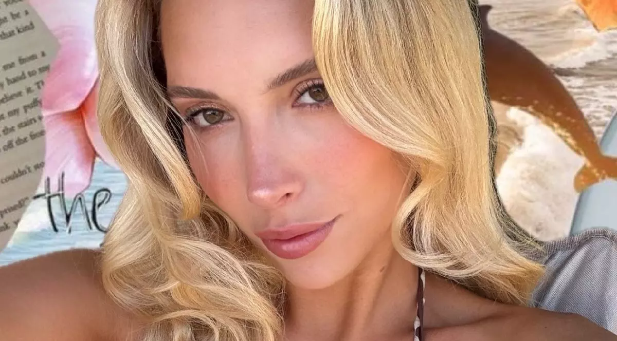 O fotografie cu o femeie blondă, cu pielea deschisă la culoare, cu părul ondulat și buclat. Fundalul este un colaj de elemente florale, inclusiv o floare roz și petale portocalii.