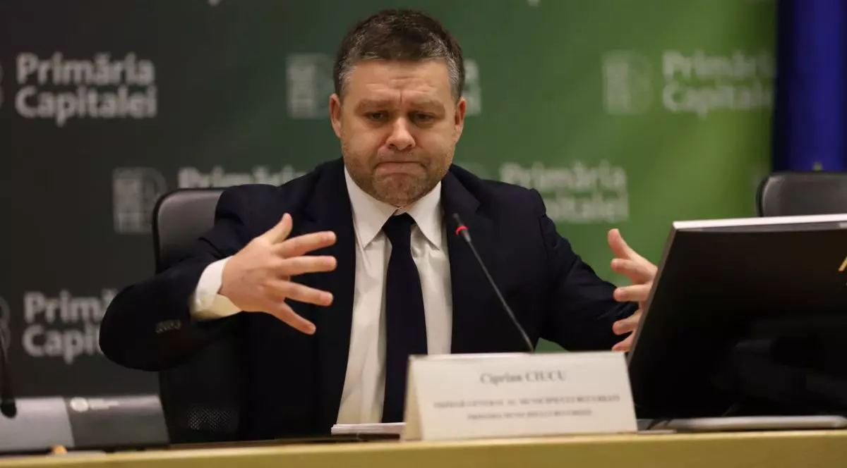 Primarul general al Municipiului București, Ciprian Ciucu, la o conferință de presă despre situația Termoenergetica, explică ceva și arată din mâini, București, 26 februarie 2026