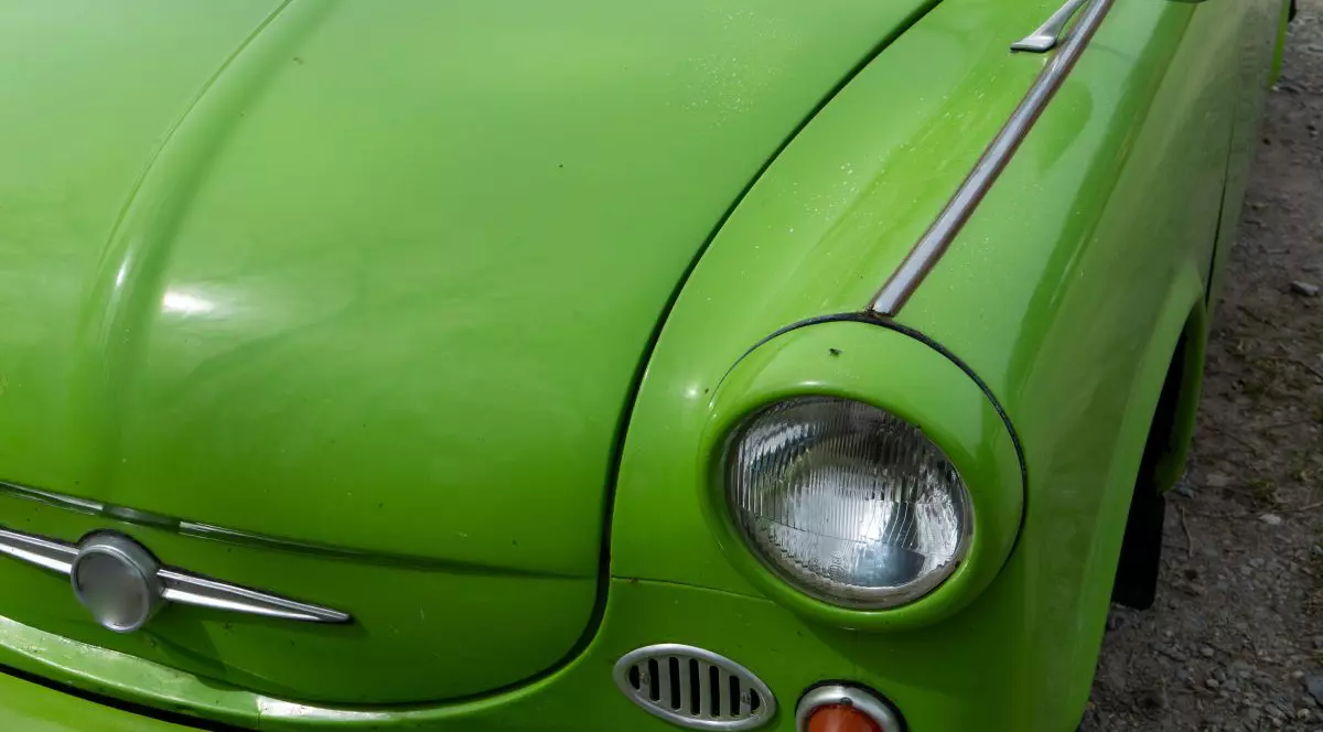 Trabant P50, cunoscut și ca Trabant 500, de culoare verde, doar partea din față