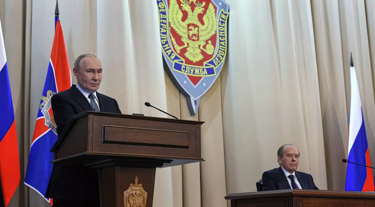 Vladimir Putin (stânga) ține discursul sub supravegherea șefului FSB, Aleksandr Bortnikov Foto: Profimedia