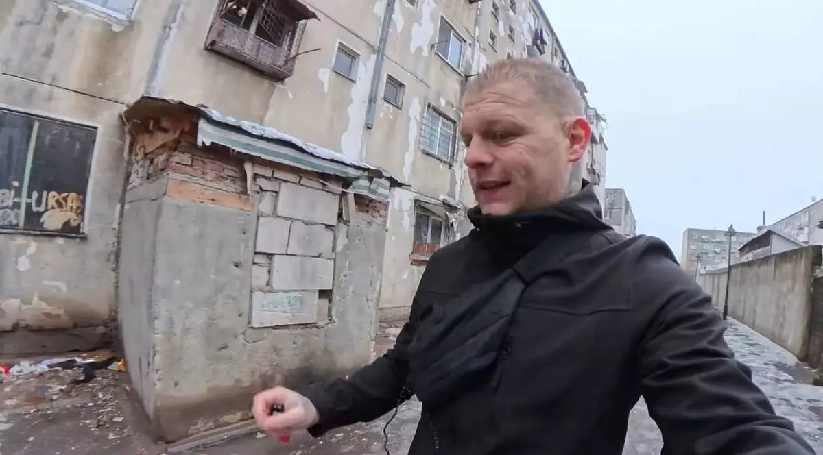 Vloggerul olandez Tom van den Heuvel, in Ferentari, București, ianuarie 2026, se vad in spate blocuridarapanate si multa mizerie