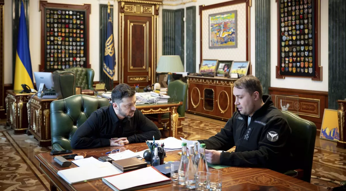 Volodimir Zelenski (stânga) și Kirilo Budanov, într-o discuție la Palatul Mariinski, sediul Președințieii Ucrainei Foto: Imago