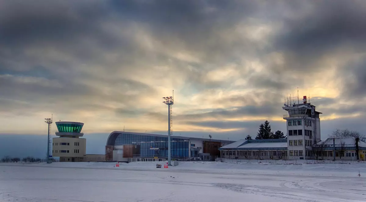 Aeroportul Internațional Suceava în timpul iernii, zăpada s-a așternut pe pistă