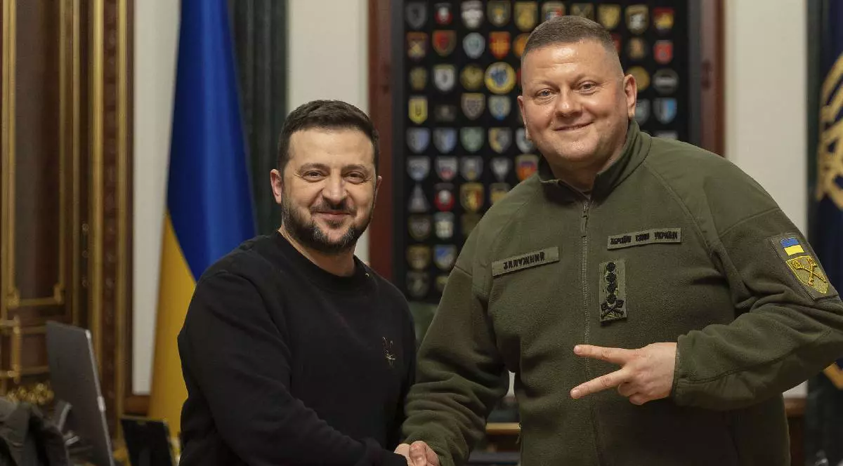 Președintele Ucrainei, Volodimir Zelenski (stânga), dă mâna cu comandantul șef demisionar al Forțelor Armate, generalul Valerii Zalujnîi, la Palatul Mariinsky. Zelenski l-a demis pe Zalujnîi și a numit o nouă echipă de luptă