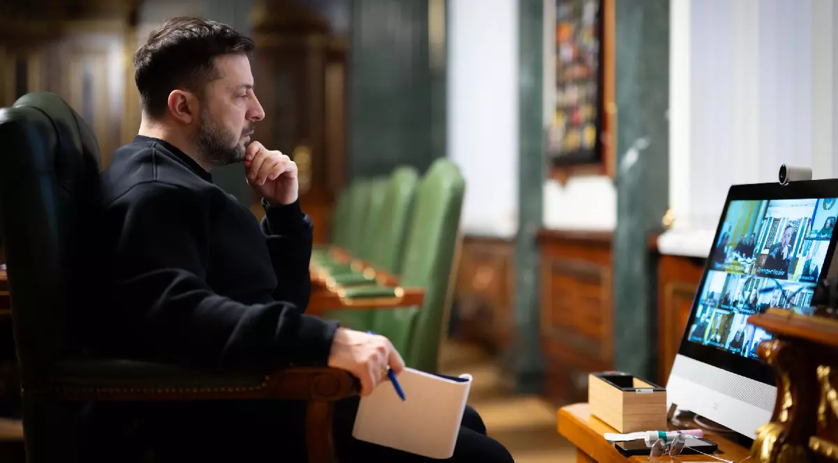 Volodimir Zelenski, președintele Ucrainei, discută în format online cu mai multe persoane