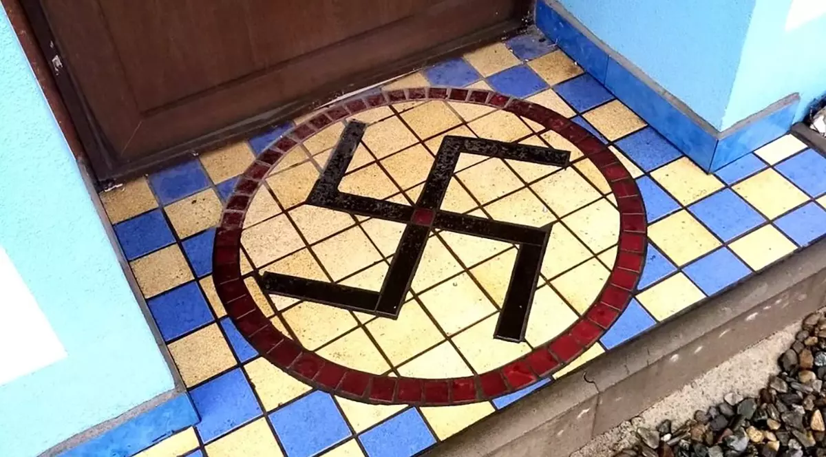 Semnul vastica pe pragul unei case