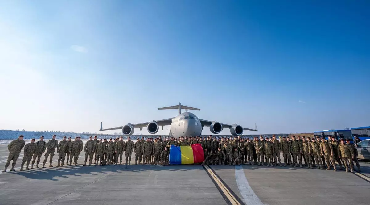 Toți cei 117 militari români dislocați în teatrul de operații din Irak au revenit în România în cursul zilei de sâmbătă, 21 martie, ca urmare a deciziei de ajustare a posturii NATO în cadrul misiunii NATO Mission Iraq.