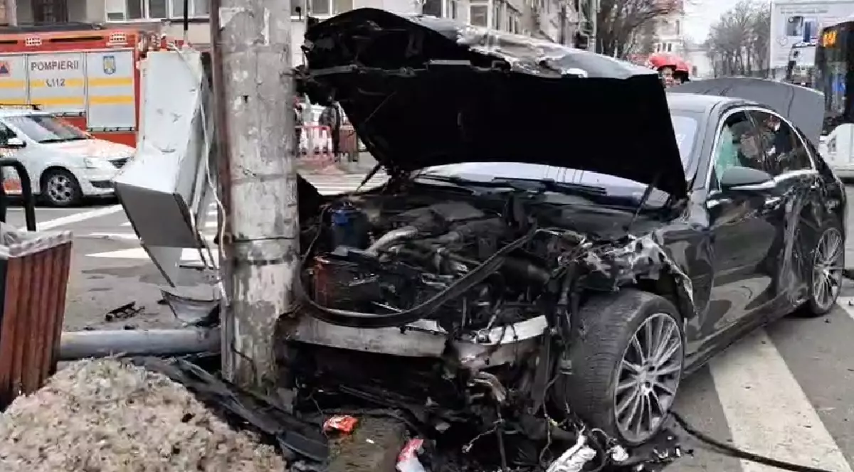Accident teribil în Brăila: a lovit două autoturisme și s-a oprit într-un stâlp de electricitate