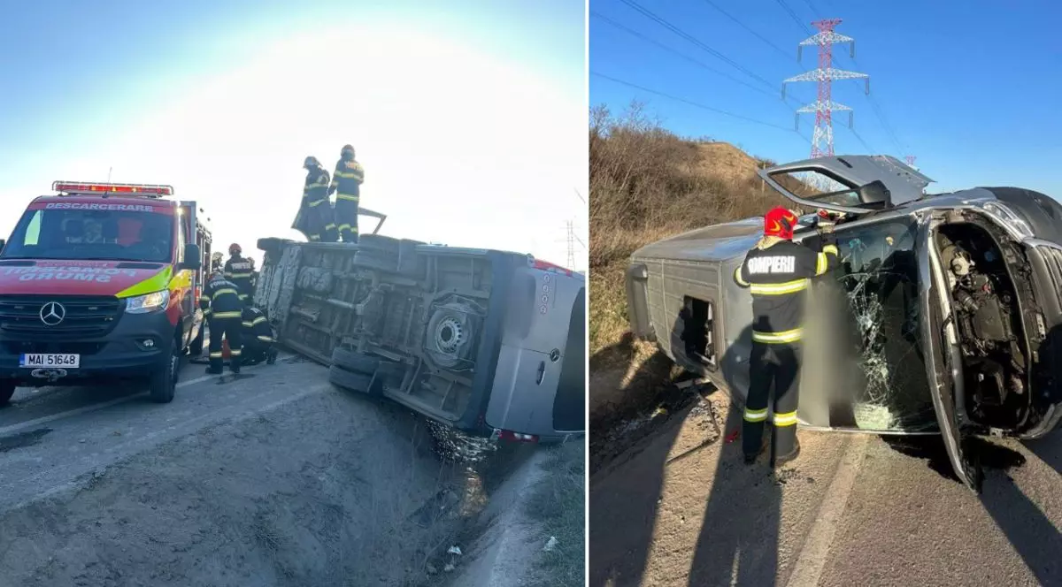 colaj foto format din 2 fotografii: imaginea din stânga arată un autobuz răsturnat, lânga care este parcată o autospecială de salvare SMURD iar imaginea din dreapta arată autobuzul văzut din alt unghi, înconjurat de pompieri în uniforme negre cu dungi versi reflectorizante și cu căști roșii