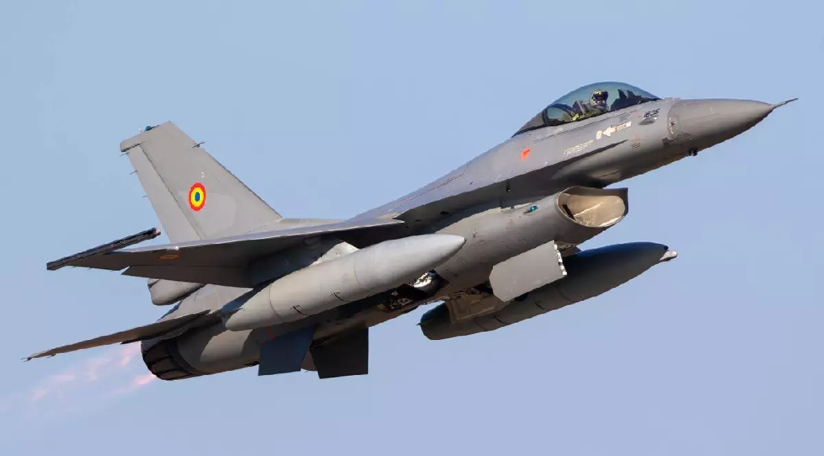 Aeronavă de tip F-16 Fighting Falcon în timpul zborului