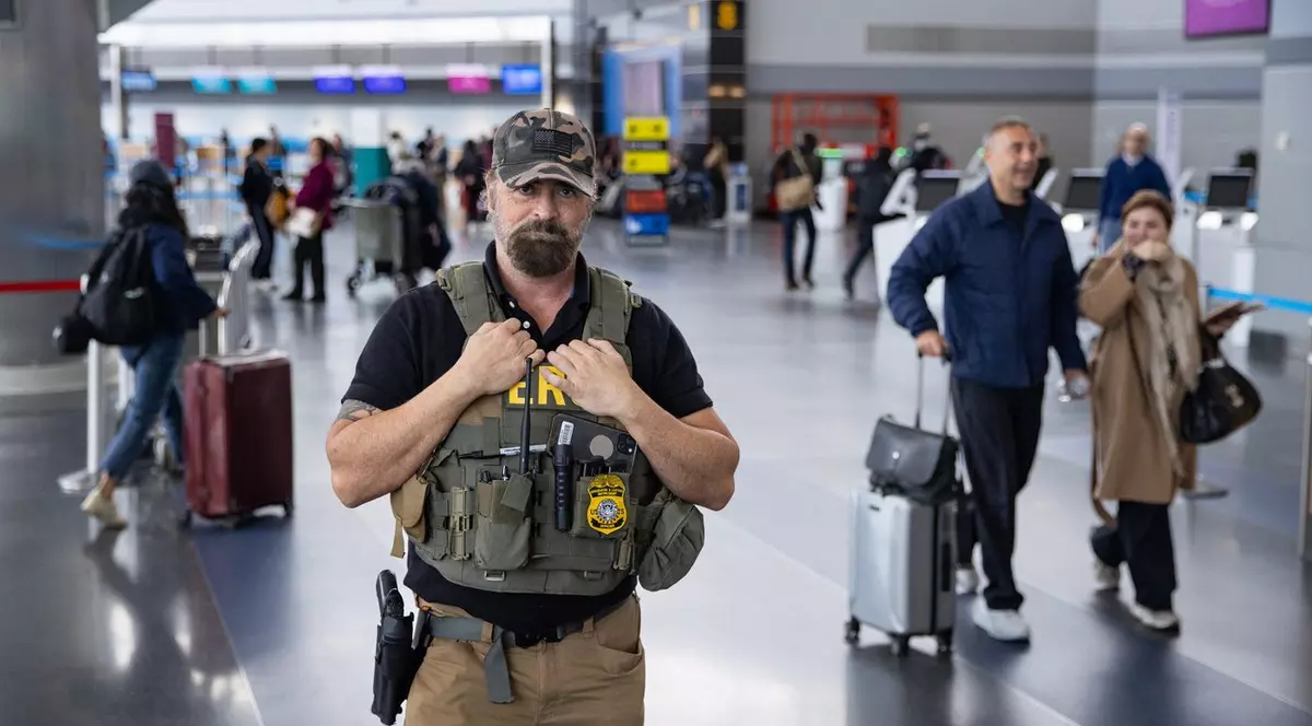 Agent ICE trimis pe aeroportul JFK din New York Foto: Profimedia