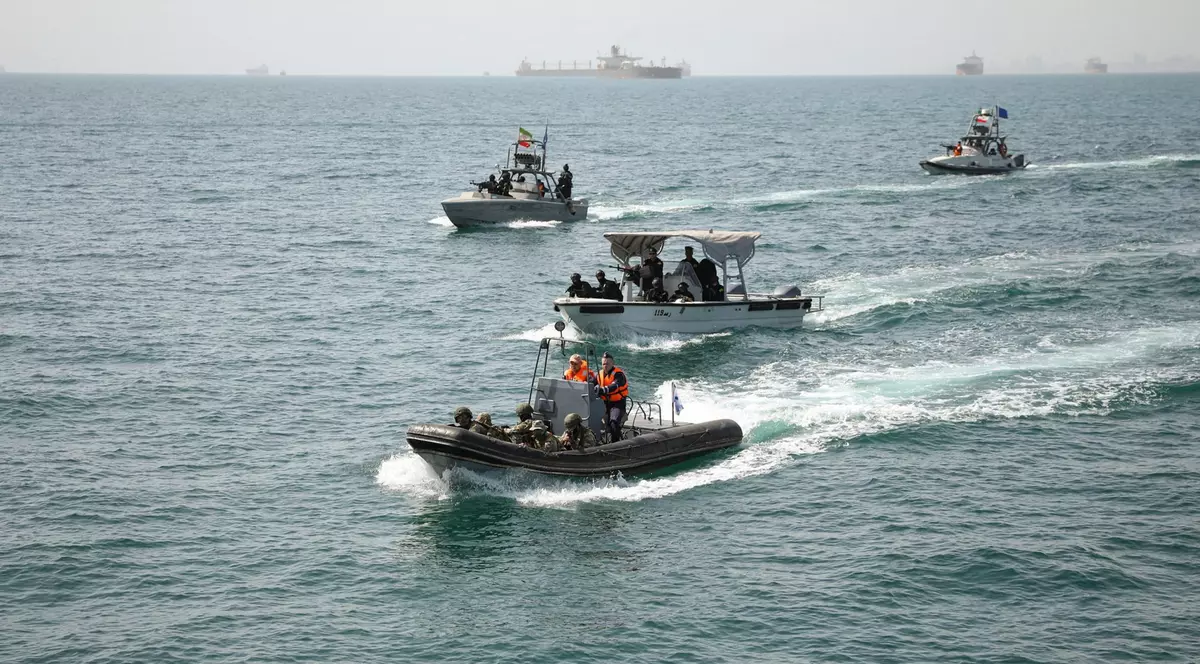 Ambarcațiuni iraniene în Strâmtoarea Ormuz Foto: Hepta