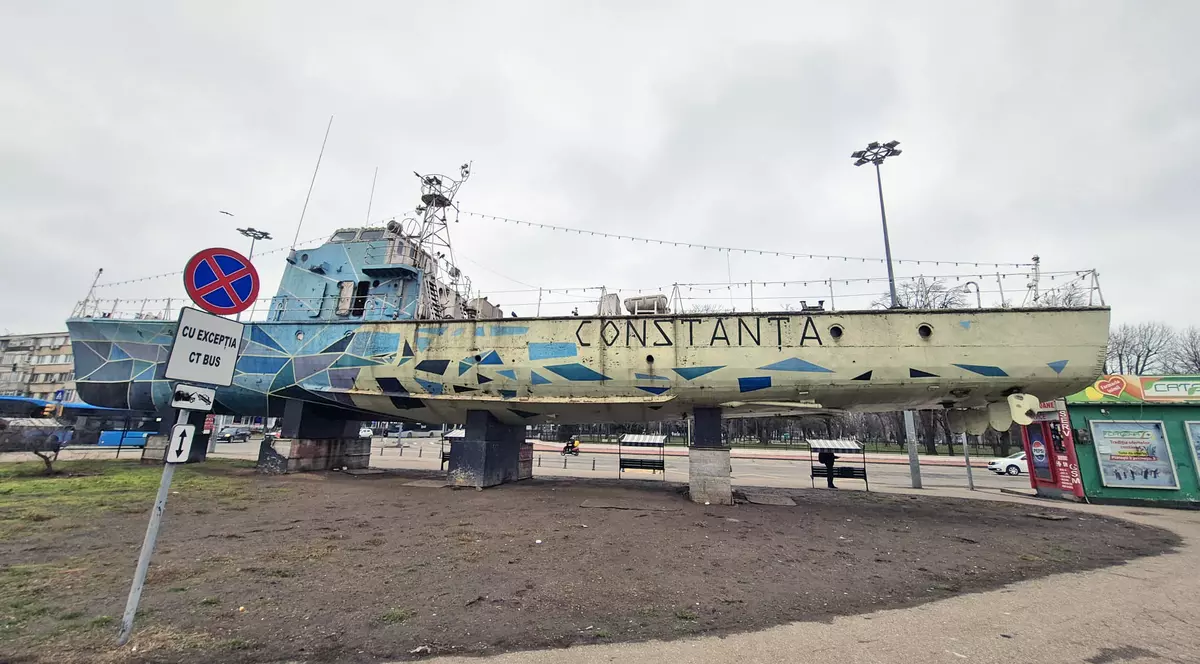 O ambarcatiune pe mal ca exponat