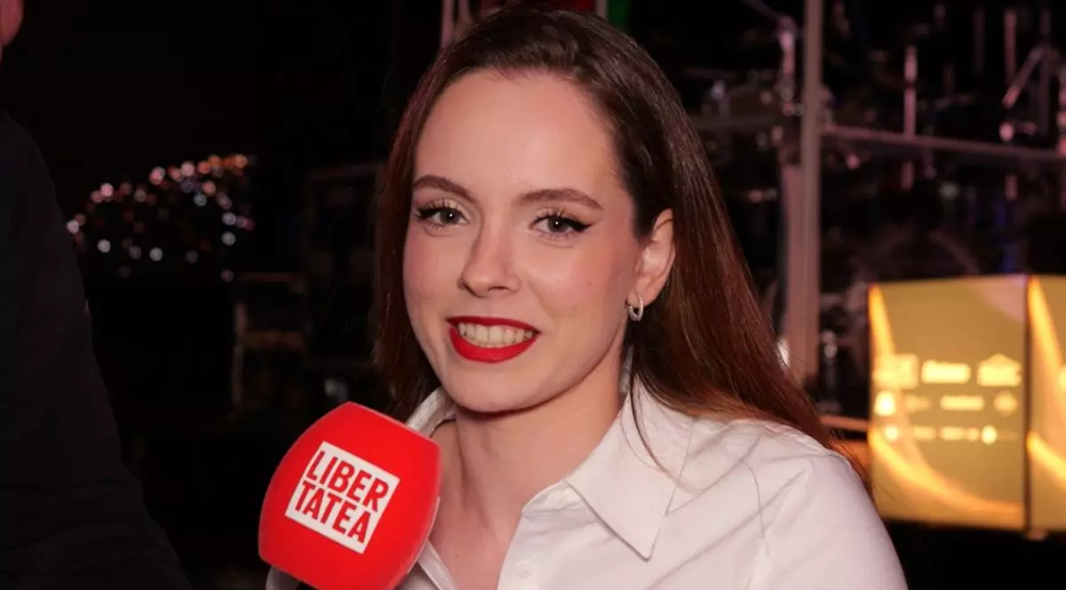 Anda Arghir, îmbrăcată cu o cămașă albă, cu microfonul Libertatea în față, la Gala Sportului Paralimpic 2026