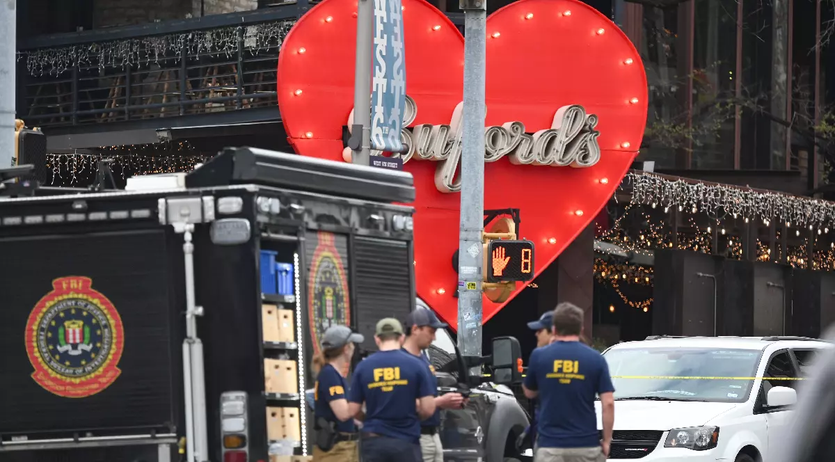 Departamentul de Poliție din Austin și FBI-ul investighează un atac armat petrecut duminică, 1 martie 2026, la Buford's, pe strada 6, în Austin, Texas.