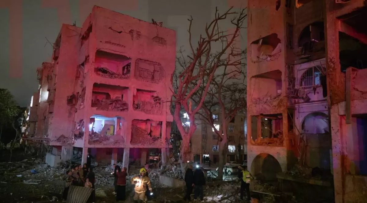 Pagubele cauzate de un atac iranian în orașul israelian Arad.