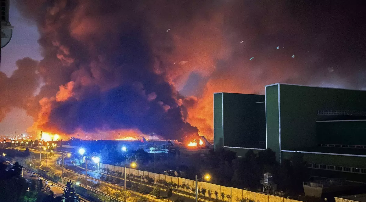 Foc și fum dens într-un aeroport.