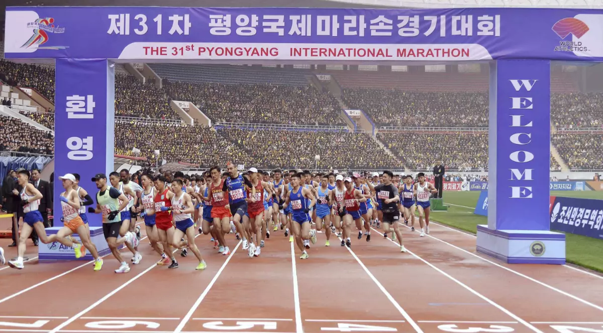 Un grup de atleți care aleargă la Maratonul Internațional de la Phenian, din 2025