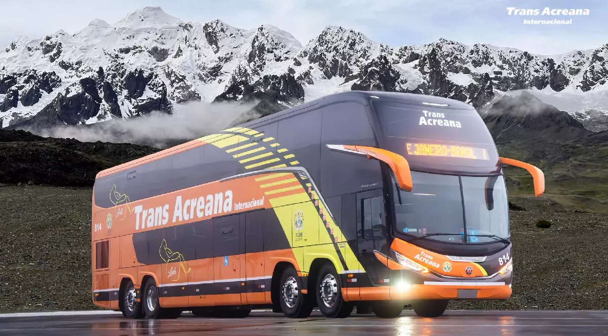 Un autobuz cu două etaje, portocaliu și galben, pe care scrie Trans Acreana. In spate se văd munții