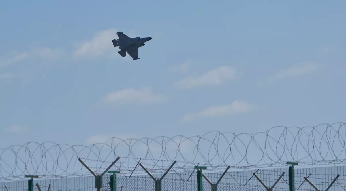 Un avion de luptă F-16 patrulează deasupra bazei aeriene Akrotiri din Cipru