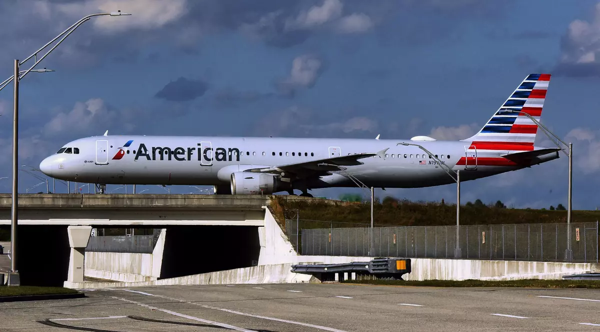 Avion American Airlines pe pistă