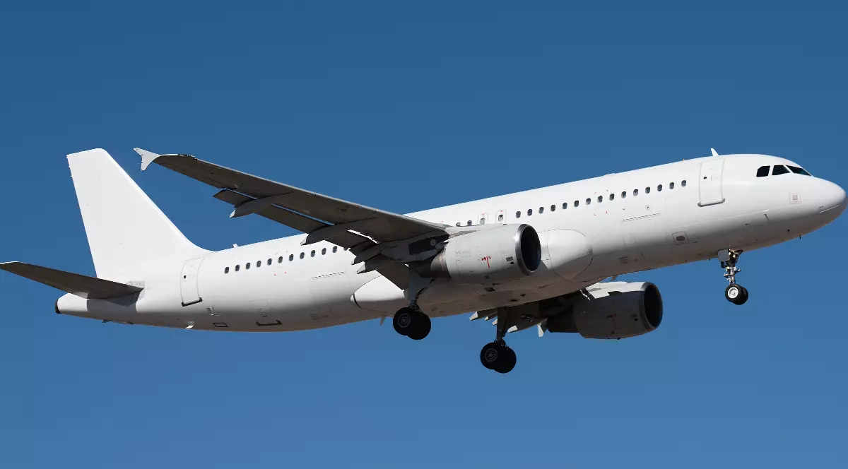 Un avion care se află în timpul zborului.