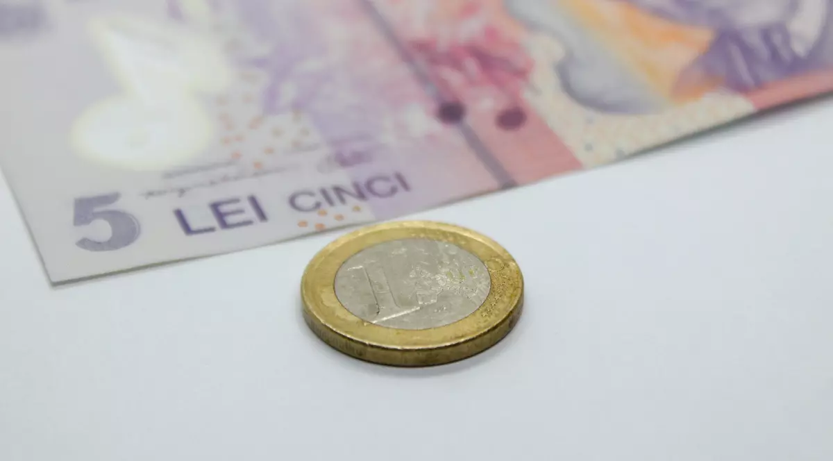 O bancnotă de 5 lei și o monedă de un euro.