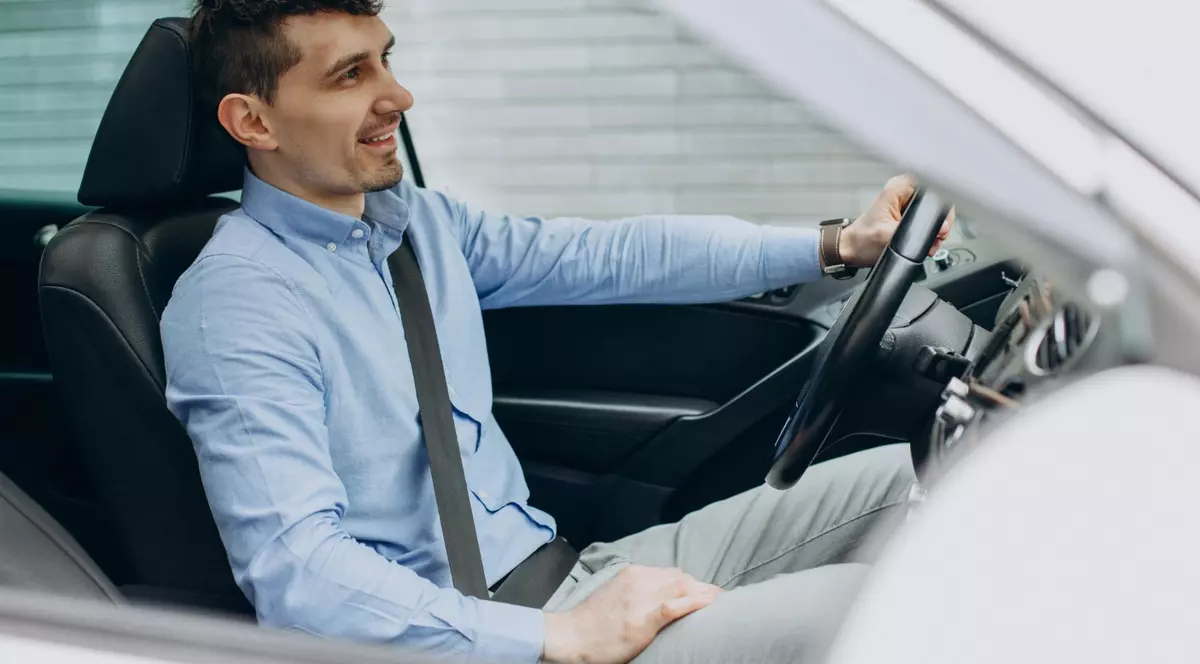 Mașina ta e în service și viața s-a oprit în loc? Cum rămâi la volan fără să cheltuiești o avere pe taxi