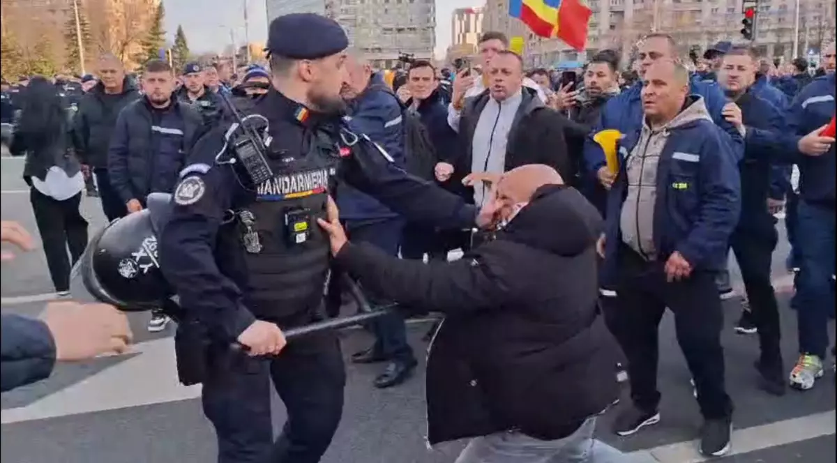 Fanii lui Călin Georgescu au spart barajul la protestul minerilor de la Guvern. Bătaie între mineri și jandarmi la finalul manifestației