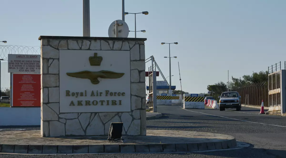 Baza britanică Akrotiri din Cipru, intrarea în unitatea asupra căreia a fost lansată drona Shahead
