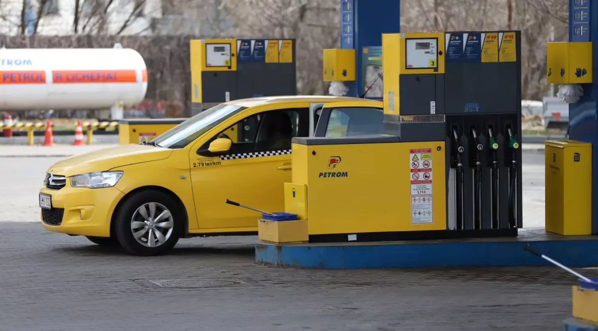 Taxi galben parcat într-o benzinărie Petrom din București, pe 18 martie 2026