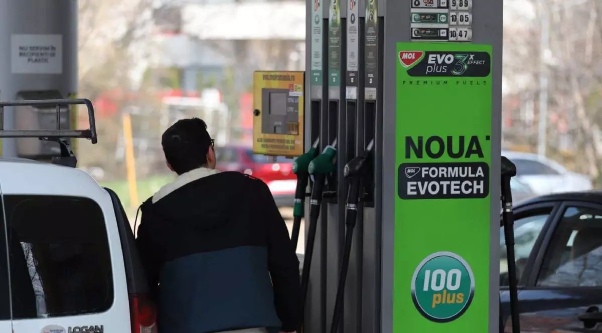 Bărbat cu spatele alimenteaza la o benzinarie din Bucuresti, Romania, 25 martie 2026