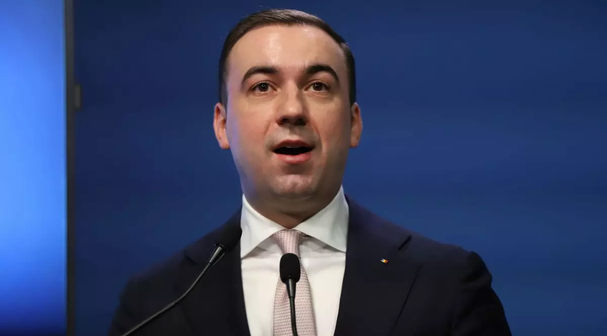 Ministrul Energiei, Bogdan Ivan, surprins cu gura deschisă când vorbește la o conferință de presă, București, martie 2026