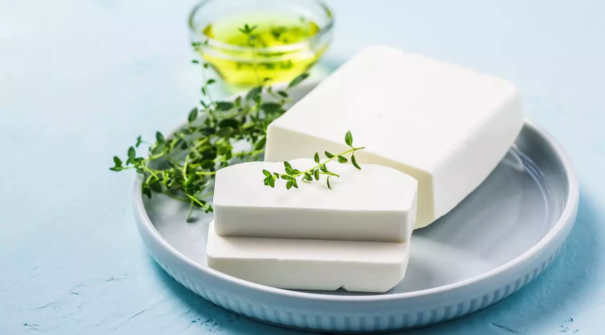 Brânză feta cu ierburi și ulei de măsline.
