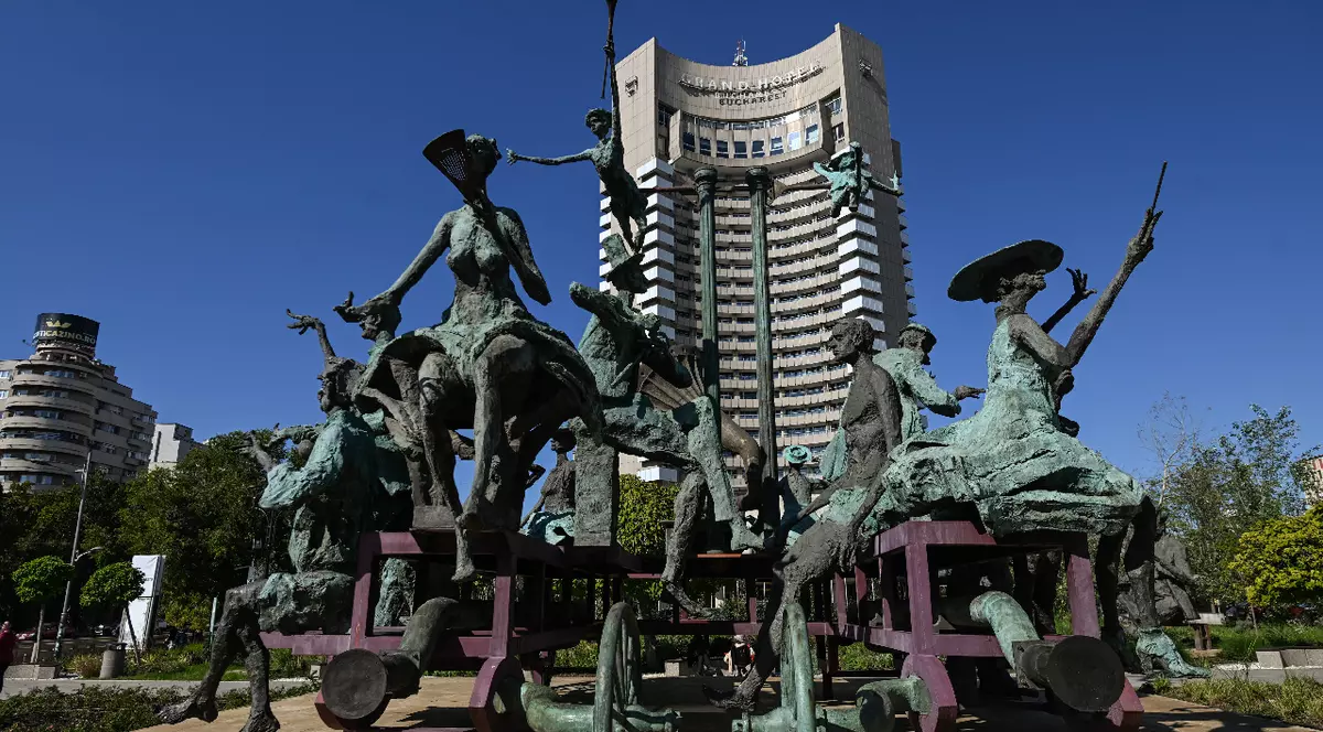 Sculptura „Trăsura cu clovni”, creată de artistul Ioan Bolborea și reprezentând personaje din operele dramaturgului român Ion Luca Caragiale, este expusă în fața Teatrului Național Ion Luca Caragiale din București, România, pe 10 octombrie 2025.