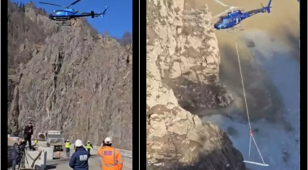 Hidroelectrica folosește un elicopter pentru lucrările complexe de montare a grătarelor la barajul Vidraru, 4 martie 2026. Reumplerea lacului este programată să înceapă în aprilie 2026.