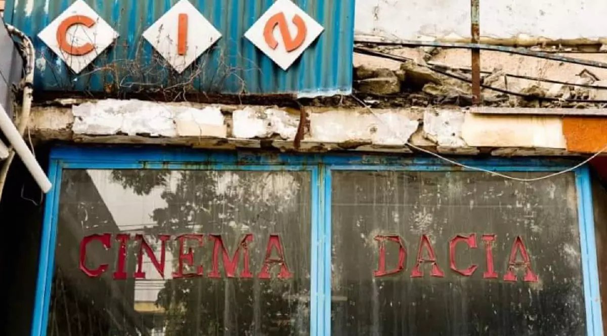 Fațada cinematografului Dacia din Galați, care stă să cadă și e complet distrusă, se află în renovare