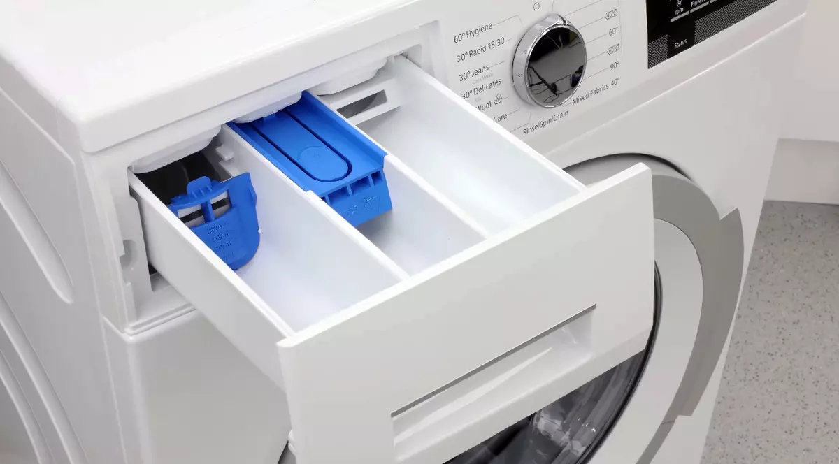 Distribuitor nou și curat pentru detergent de rufe și balsam de rufe al unei mașini de spălat