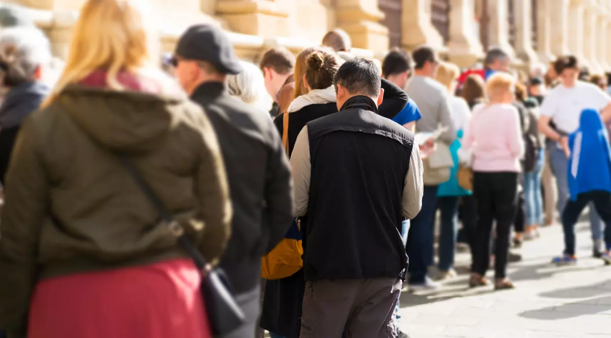 O coadă uriașă de oameni care așteaptă în fața unei clădiri din Vatican, turiștii se îngrămădesc să intre